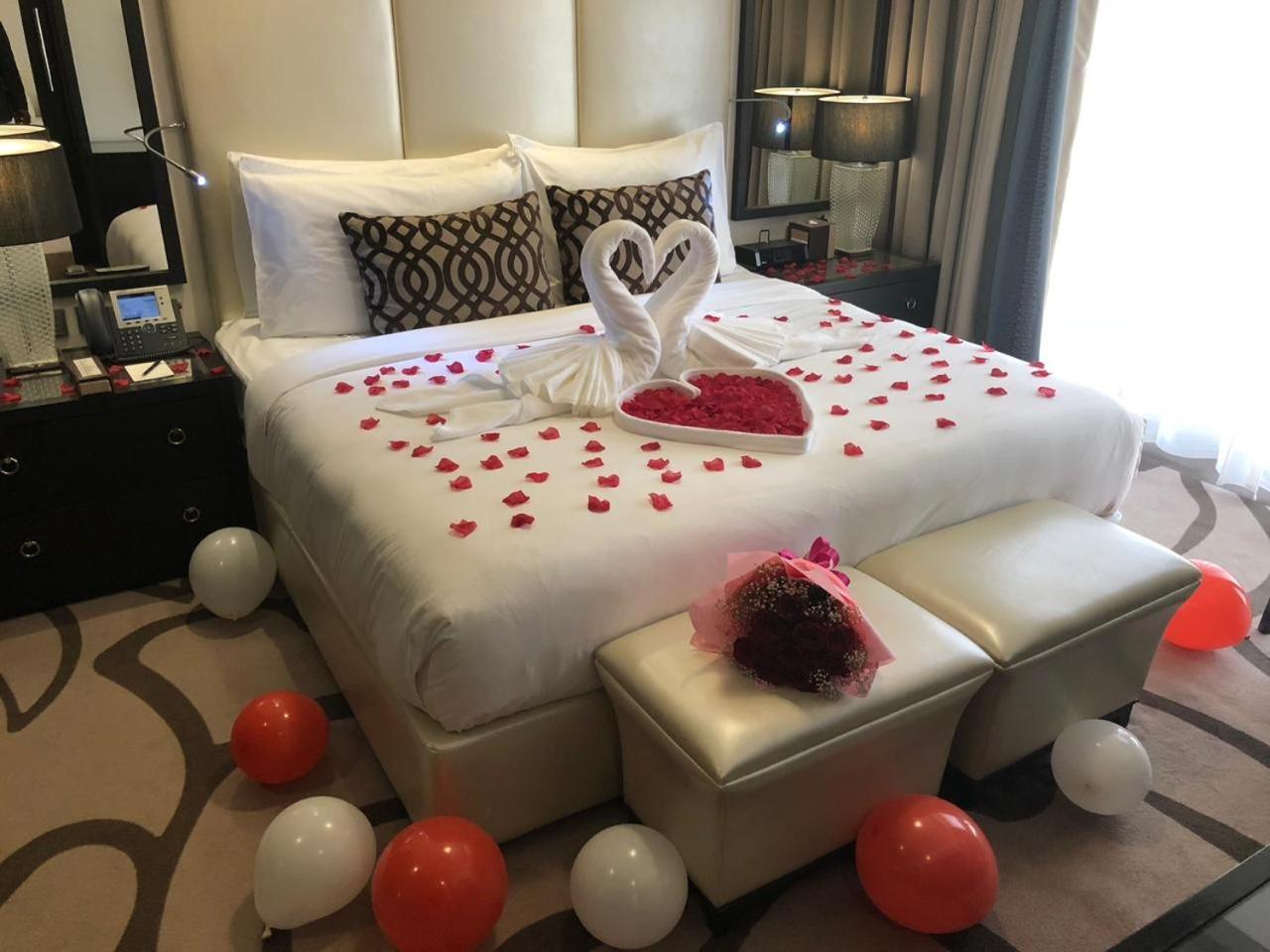 Voco - Riyadh, An Ihg Hotel - فندق فوكو الرياض, احدى فنادق مجموعة إنتركونتيننتال Exterior photo A bedroom decorated for a honeymoon